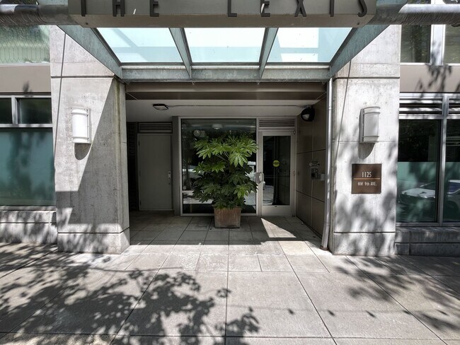 Foto del edificio - Top-Floor Pearl District Condo with Floor-to-Ceiling Windows, Courtyard Views & In-Unit Washer/Dryer