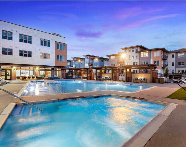 Heated Pool/Hottub (All-seasons/weather) - 8499 E Lowry Blvd