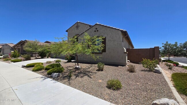 Building Photo - 18407 W Sandlewood Dr
