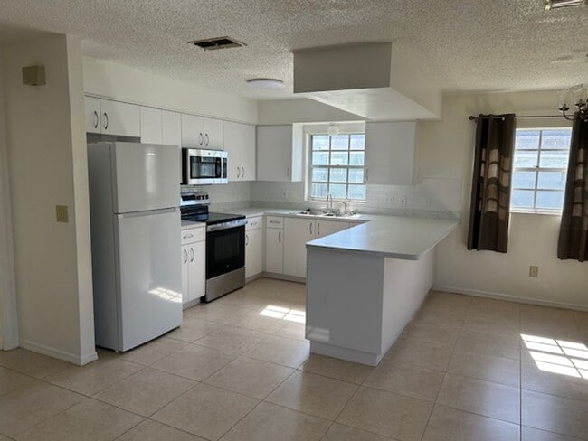 Building Photo - Well maintained 1/1 in a 55+ community