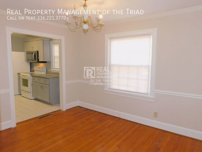 Foto del edificio - Mid-Town Greensboro 2 Bed / 1 Bath Duplex ...