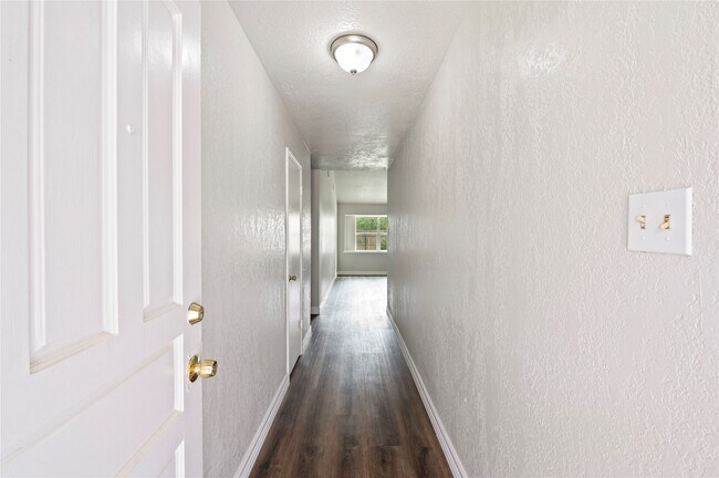 Foto del edificio - 15050 Blueridge Rd
