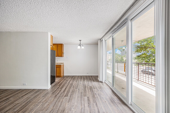 Sala de estar con vista a la cocina y al balcón - 2225 Buchtel Blvd