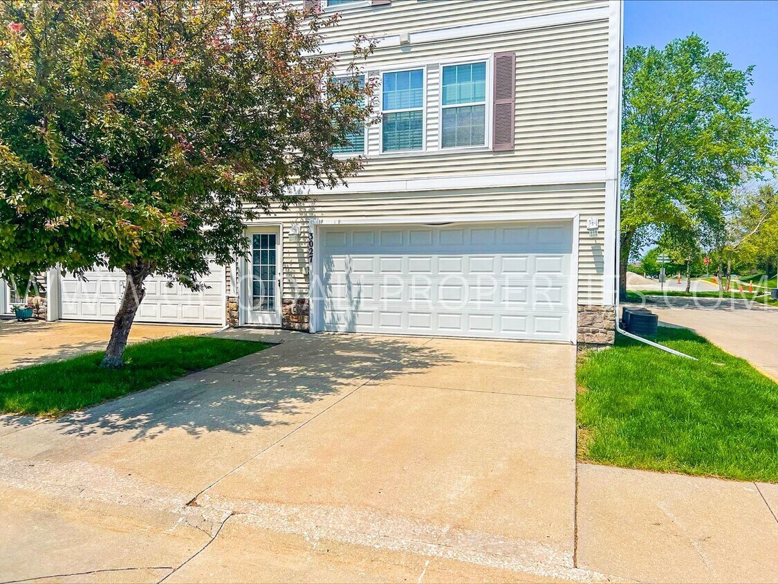 Primary Photo - 2 Bedroom, 2.5 Bath Townhome in Ankeny