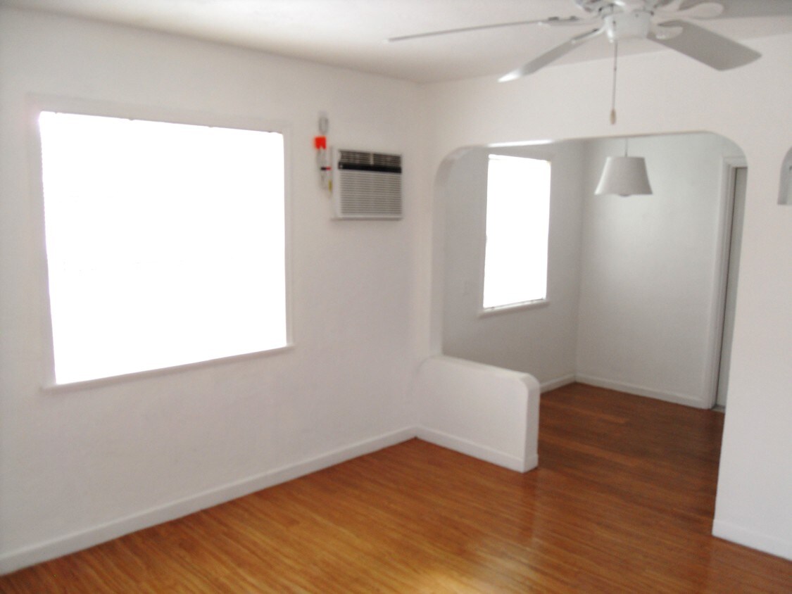 Living, dining - 900 SW 7th Terrace