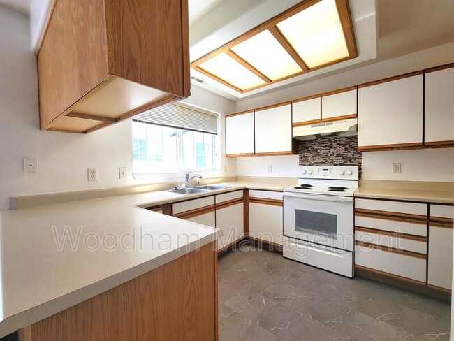 Building Photo - 3026 W Villard St