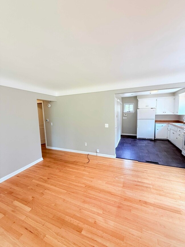 Building Photo - 1718 Cresthill Ave