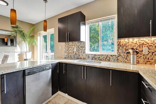 Foto del edificio - 170 NW 46th St