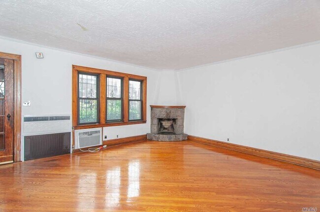 Building Photo - 62-39 Alderton St