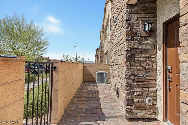 Building Photo - 2549 Venetia Pointe St