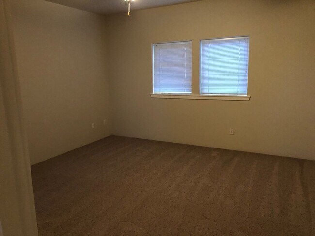 Foto del edificio - 2BED2BATH -2CARGARAGE, WASHER/DRYER HOOKUP, STORAGE, OWNER LANDSCAPE MAINTENANCE