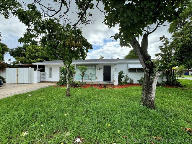 Building Photo - 2091 Oleander Dr