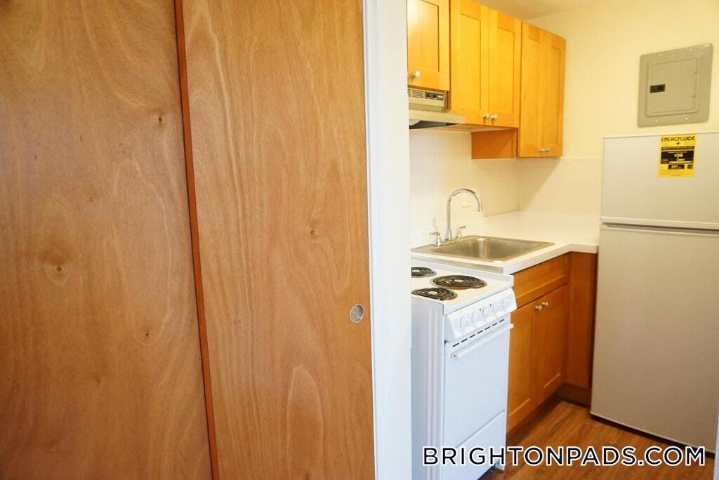 Primary Photo - 164 N Beacon St