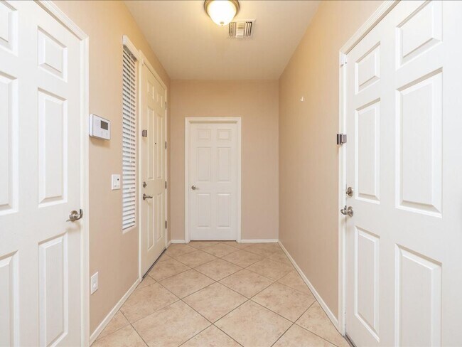 Building Photo - 3 bedroom, 2.5 baths