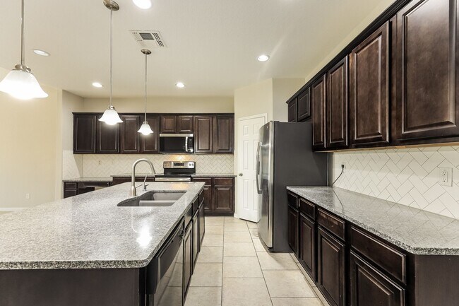 Foto del edificio - HUGE 4 BEDROOM 3.5 BATHROOM HOUSE- ONLY 7....