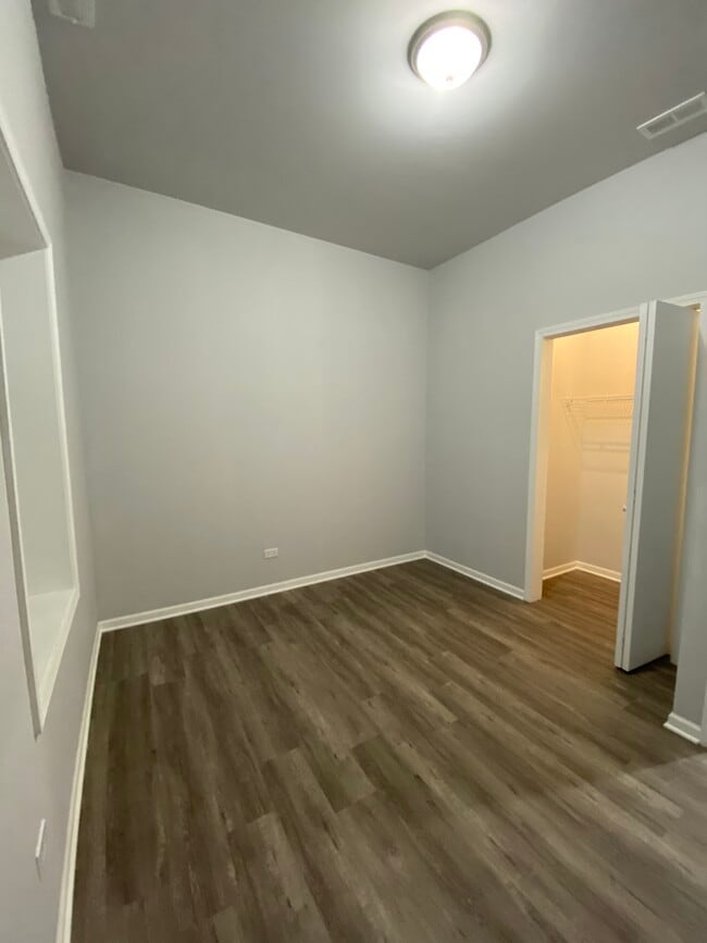 Foto del edificio - 2893 S Archer Ave