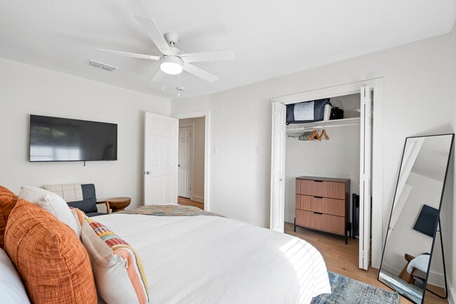 Foto del edificio - 6501 Ravendale Ln