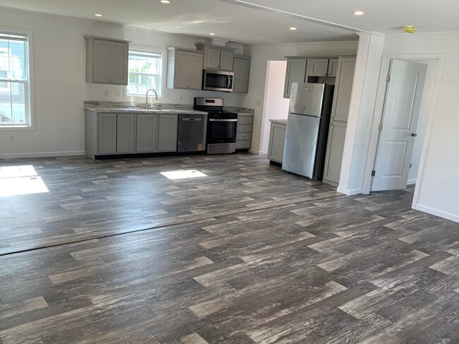 Building Photo - 306 E 37th Pl