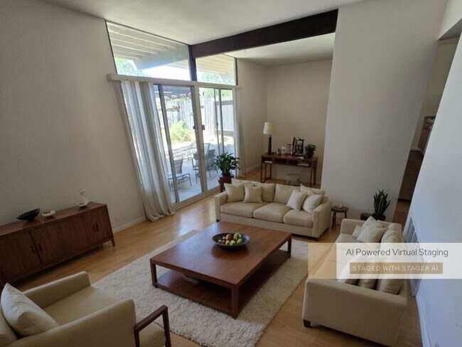 Foto del edificio - Charming 2-bedroom, 1-bath duplex with a yard