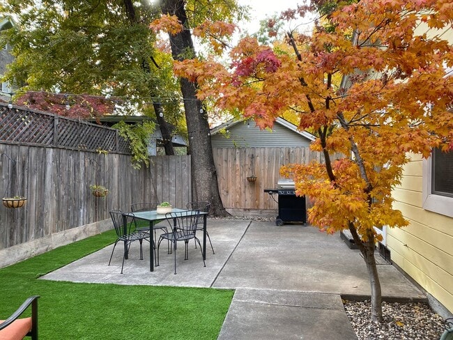 Building Photo - Available Now!  Bright Charmer in downtown Chico