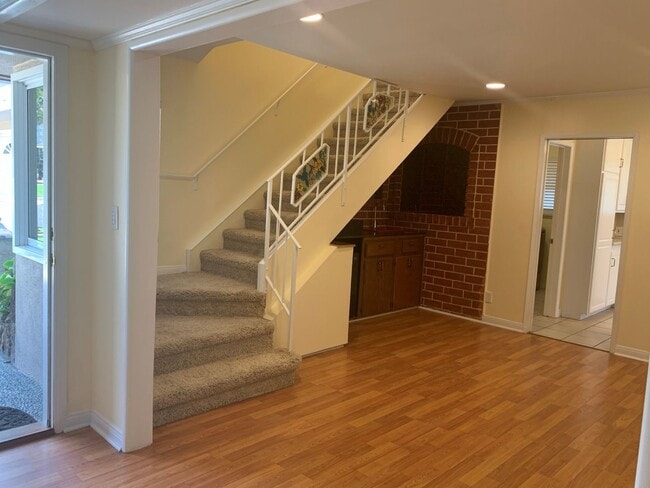 Building Photo - Gorgeous Two Story /Five Bedrooms in Burbank With Fantastic Views!!!