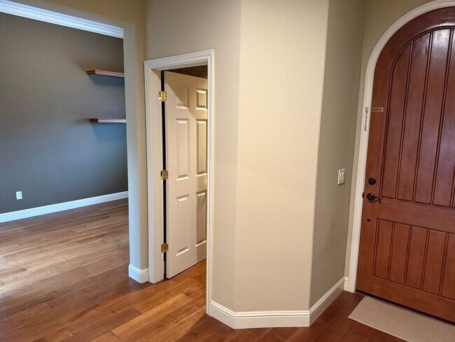 Foto del edificio - Beautiful 3 bedroom plus loft and office in highly sought Serrano community!