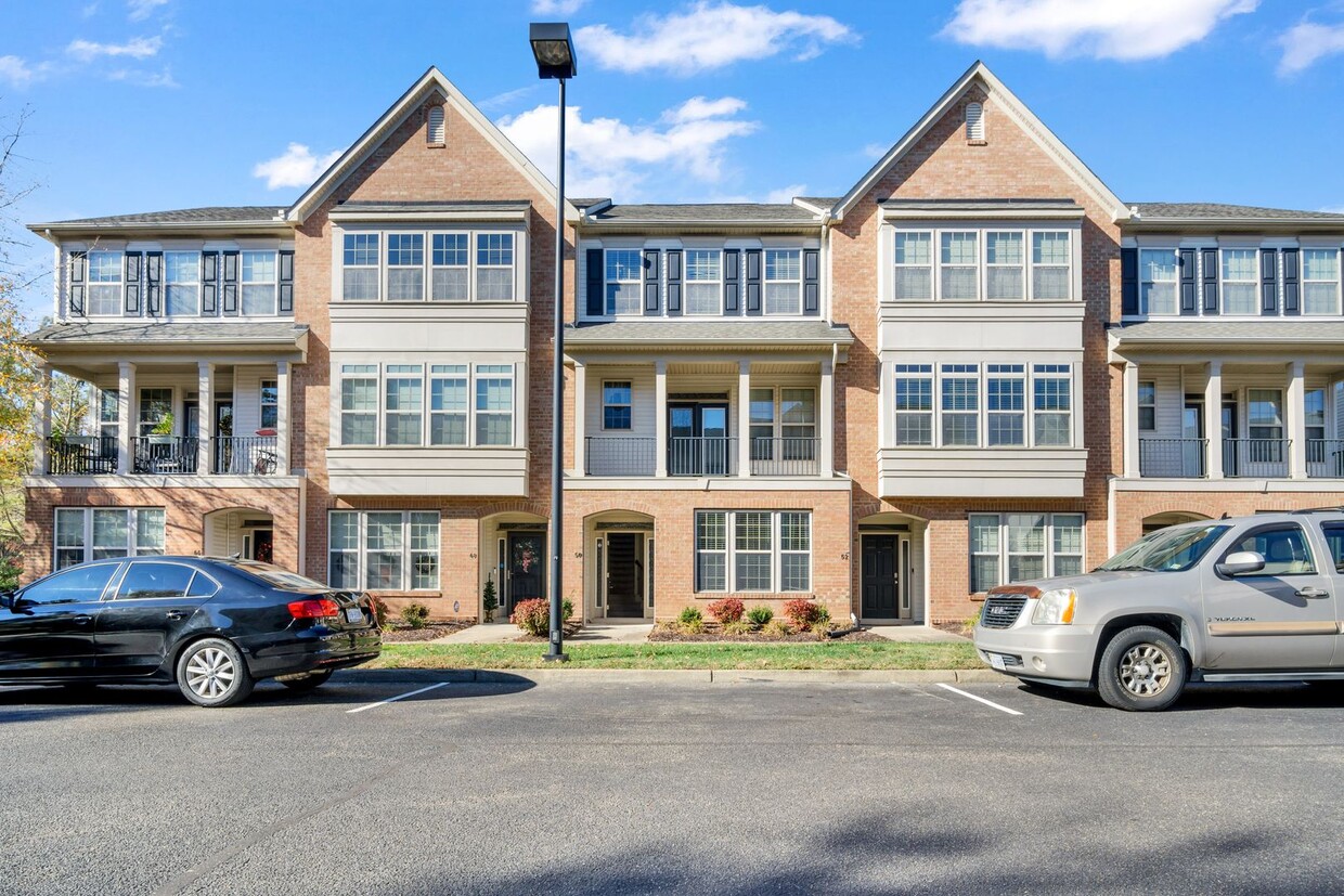 Foto principal - Spacious 3 Bedroom 3.5 Bathroom Townhome i...