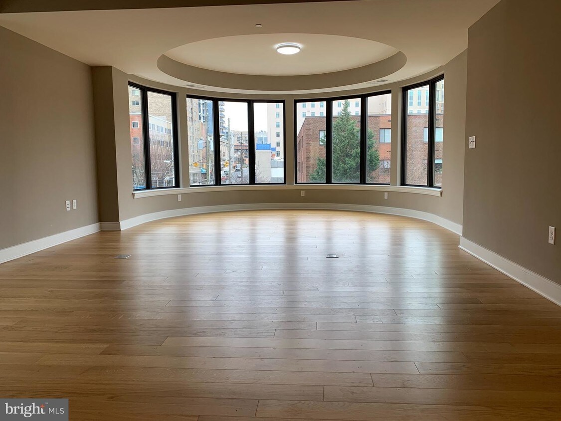 Foto principal - 8302 Woodmont Ave