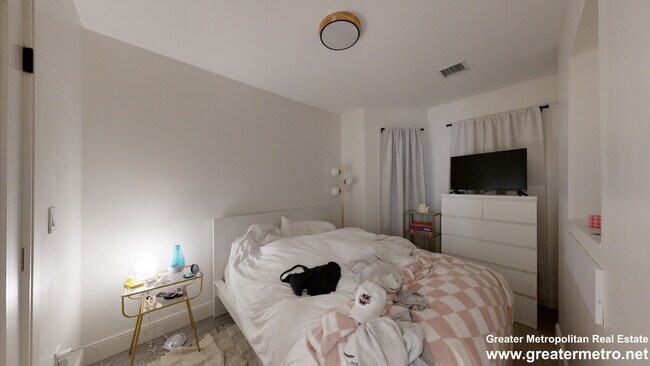 Foto del edificio - 353 E 8th St