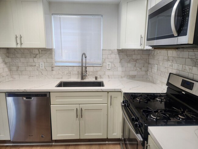 Foto del edificio - Clean and bright throughout, 2-bedroom, 1.5 Bathroom, two story unit in a great Windsor location!
