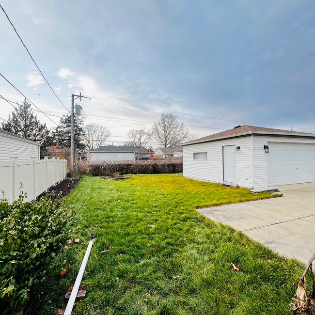 Building Photo - 1496 S 4th Ave