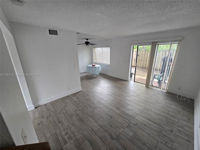Foto del edificio - 5924 NW 21st St