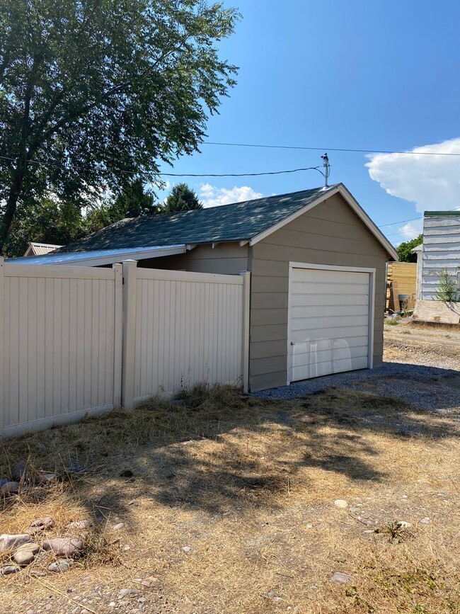 Building Photo - Centrally located Missoula Gem-No pet rent