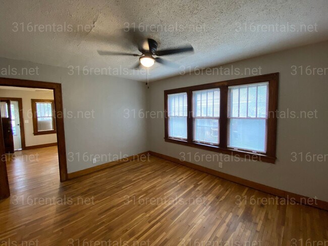 Foto del edificio - $925 - 2 bed 1 bath - Home with a fenced yard and garage