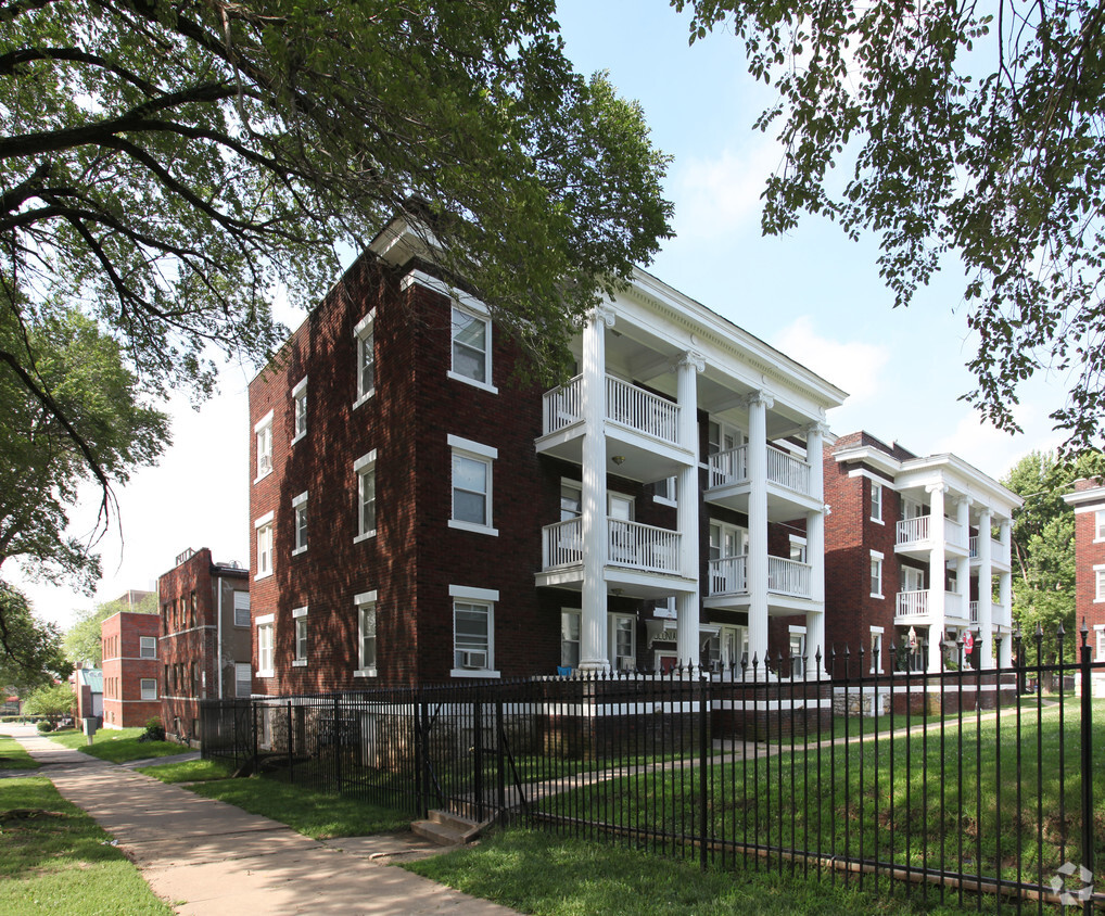 Primary Photo - Colonial Court