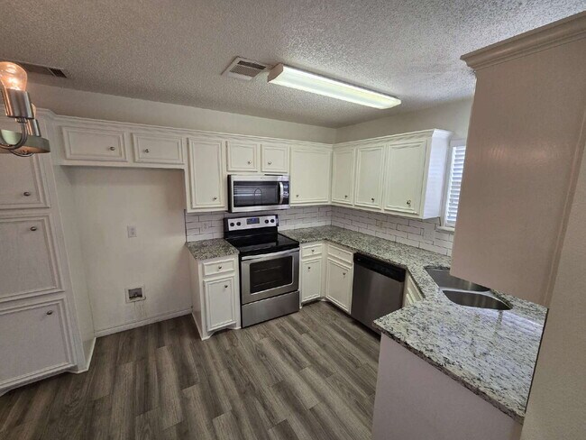 Foto del edificio - "Charming 3-Bedroom Lubbock Home with Cozy...