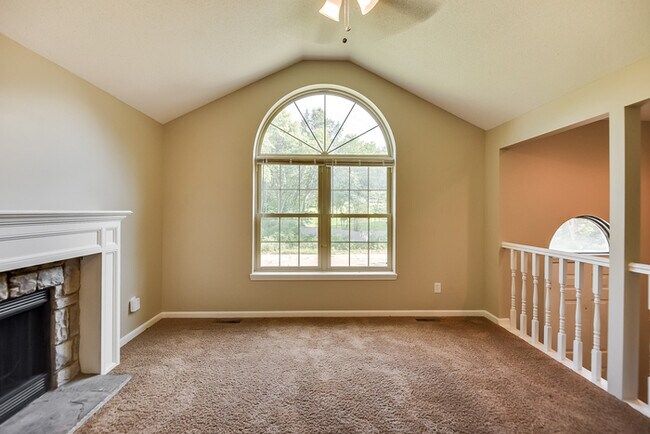 Building Photo - Spacious 3 bdrm, 3 bath in Platte City!