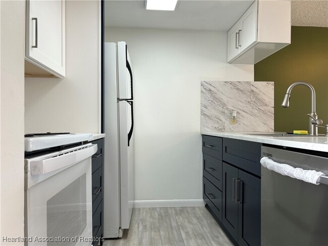 Building Photo - 2016 Lakeview Dr