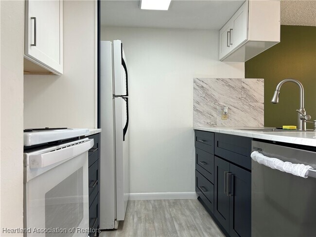 Foto del edificio - 2016 Lakeview Dr