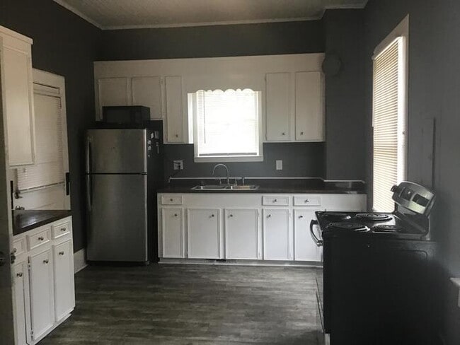 Building Photo - 2902 River Dr