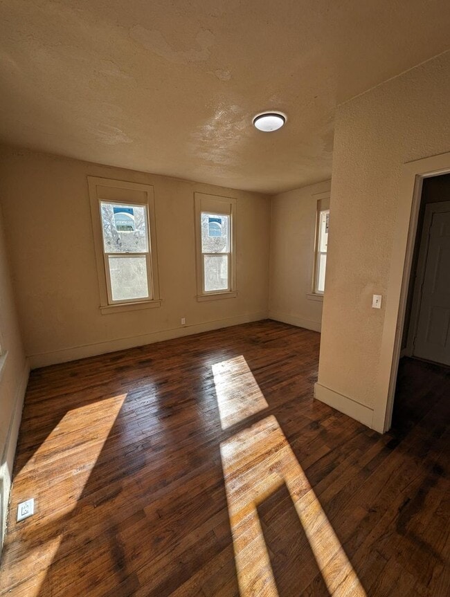 Foto del edificio - 2 Bedroom House Available