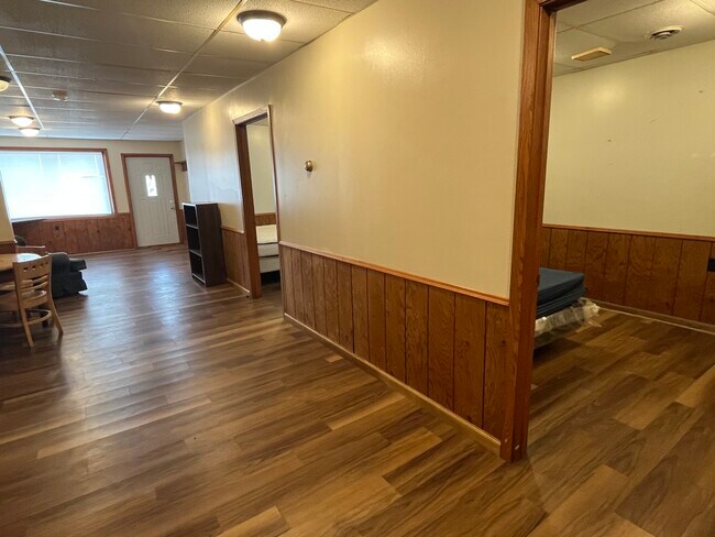 Building Photo - 415 Meadow Dr