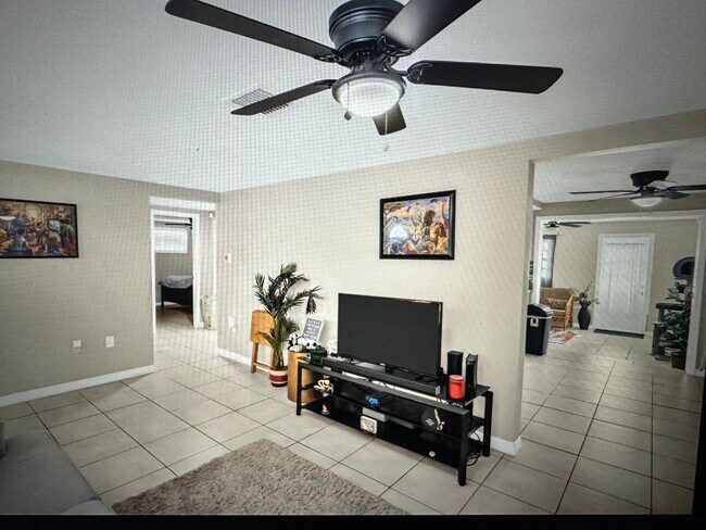 Sala de estar - 6734 Sandalwood Dr