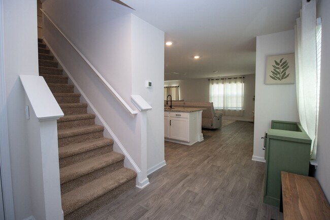 Foto del edificio - Stylish & Spacious 4 Bedroom Pet-Friendly Home in Bowden Village – 2034 Eldridge Rd, Columbia, SC...