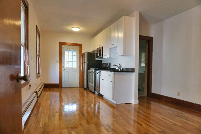 Foto del edificio - 3bed 2 bath in Waltham is available 8/1