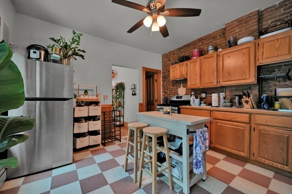 Primary Photo - 31 Riverdale St