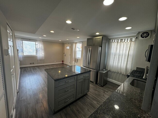 Foto del edificio - Discover Comfort and Convenience in this Charming 2BR, 1BA Duplex