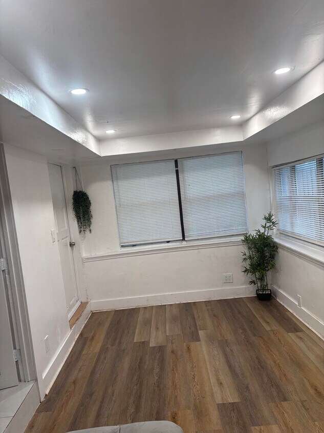 Foto del edificio - 605 NE 27th St