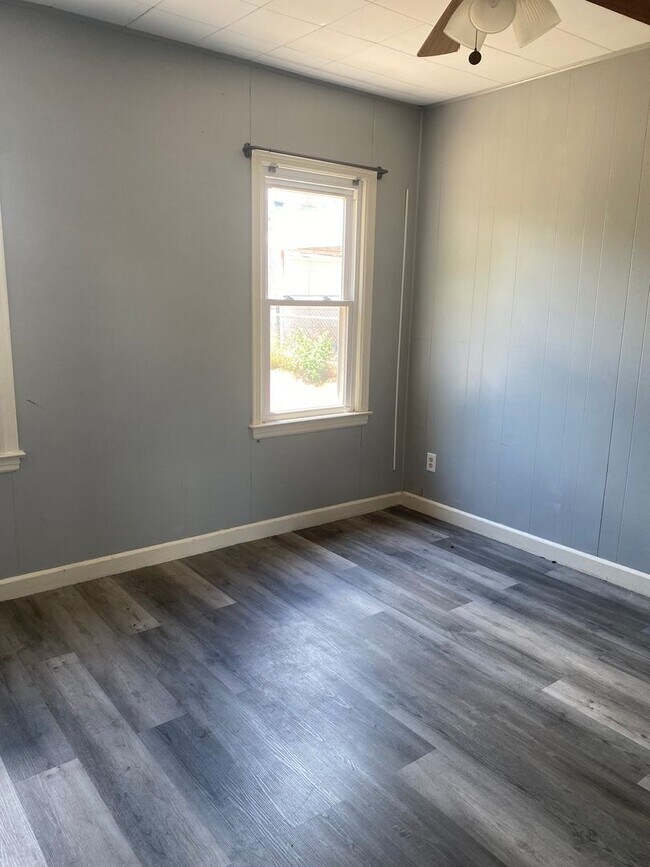 Foto del edificio - Comfortable Sweetwater Retreat: 2-Bed Home with Fenced Yard & Bonus Storage!