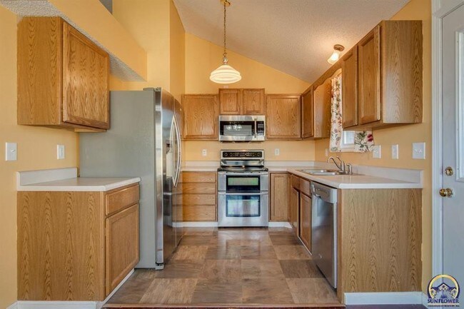 Building Photo - 3 BR 3 Bath - Washburn Rural District
